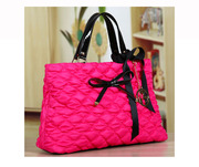 Большая осенняя женская розовая сумка из текстиля стеганной текстуры
